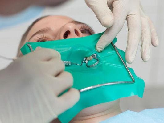 Buen precio Hojas de goma materiales de la presa del látex de la presa del retractor dental puro dental de la mejilla en línea