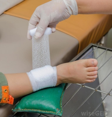 Buen precio Rollo de gasa médica 100% de algodón Revestimiento Rollo de gasa y vendaje ISO aprobado Estéril en línea